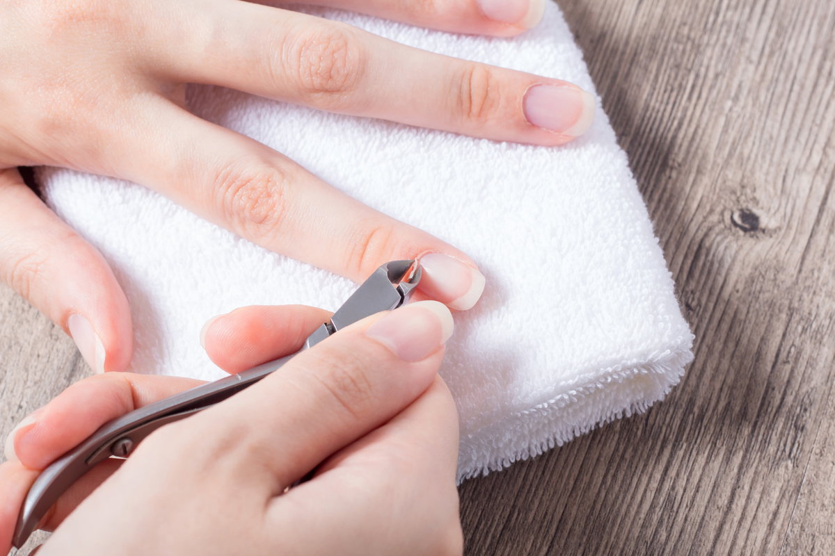 Nagelhaut entfernen