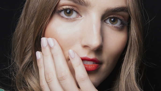 Die "Milky Manicure" ist der beliebte Nageltrend unter erfolgreichen Frauen