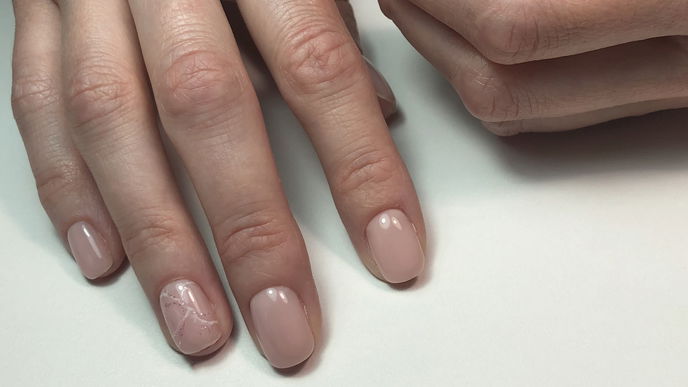 Die "Gelee-Maniküre" ist der Nageltrend, ohne den es im Winter nicht geht