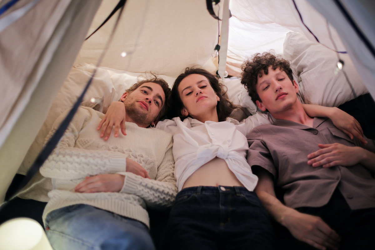 Drei Menschen im Bett