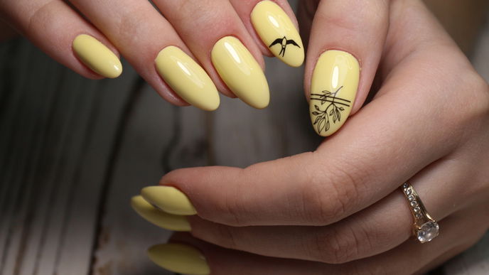 Der Frühling ruft! Unsere Fingernägel bekommen einen fröhlichen Anstrich - dank dieser Trendfarbe