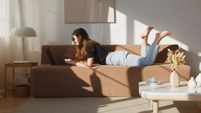 6 günstige Sofas fürs Wohnzimmer, die aber hochpreisig aussehen
