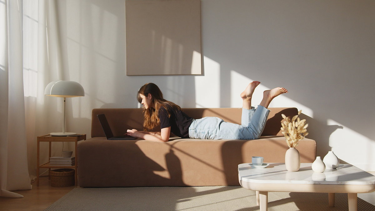 Frau auf dem Sofa