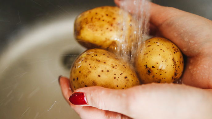 Haushalts-Tipp: Darum solltest du Kartoffelschalen nicht in den Müll werfen