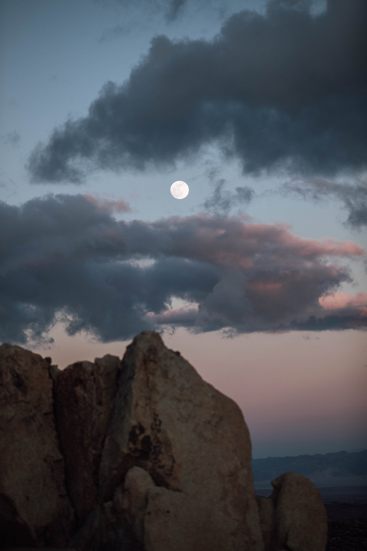 Vollmond zwischen Wolken