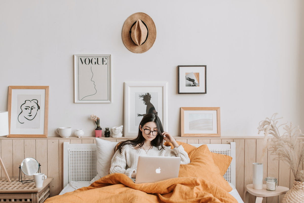 Frau arbeitet im Bett