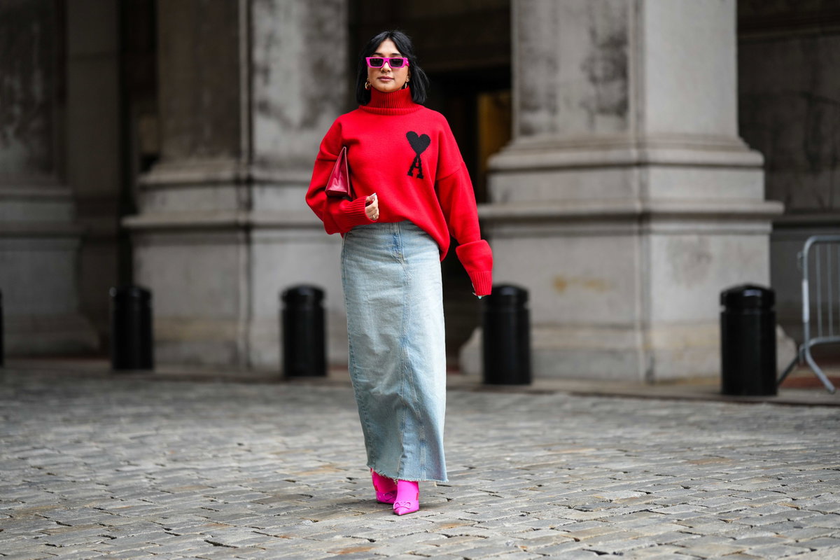 Frau mit rotem Pullover