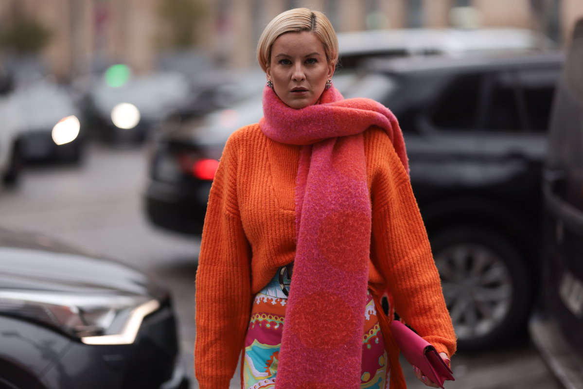 Frau mit Pullover und Schal