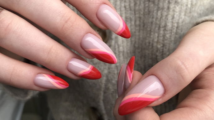 70er-Jahre-Vibes! Mit den "Retro Swirl Nails" reisen wir zurück in die Vergangenheit