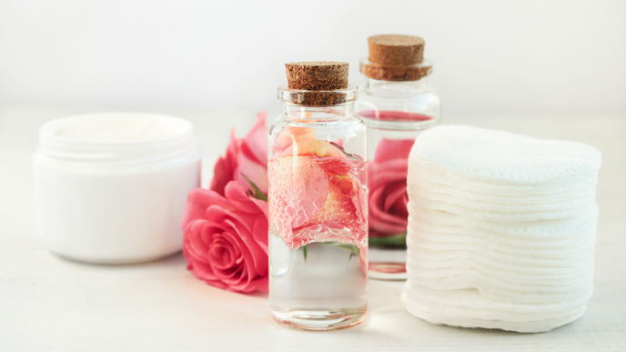 Rosenwasser selber machen: So stellst du pflegendes Gesichtswasser aus Rosenblüten her