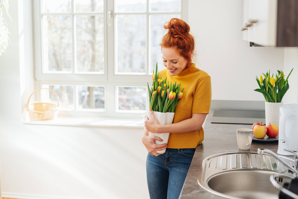 Frau hält Tulpen