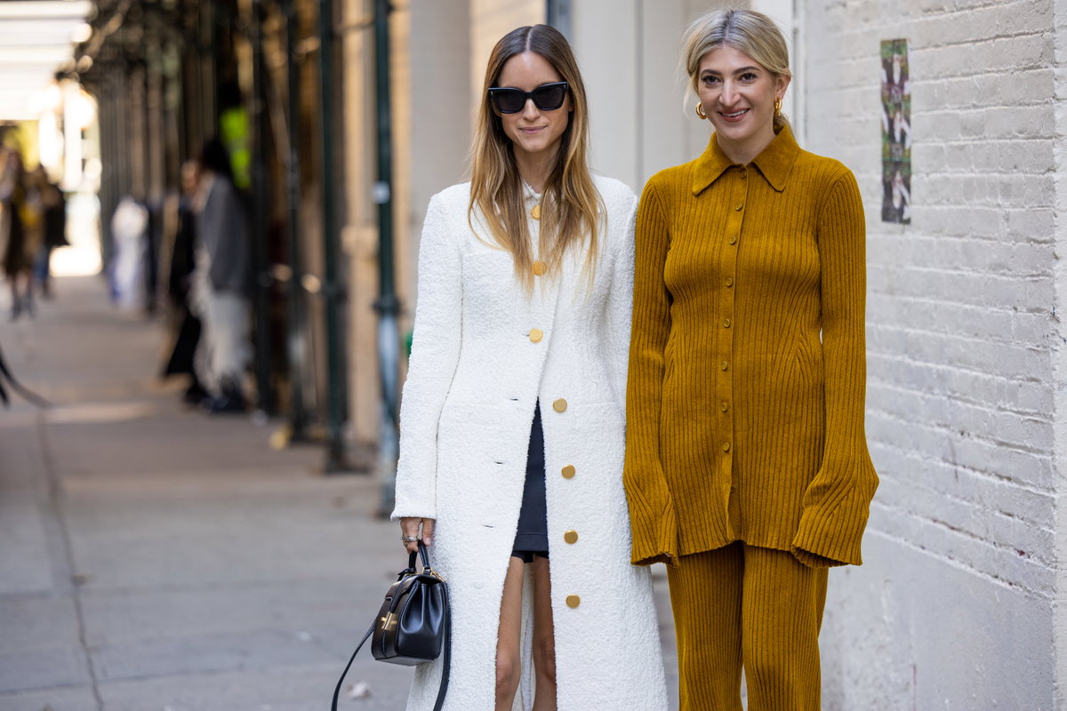 Frauen im Cord-Outfit