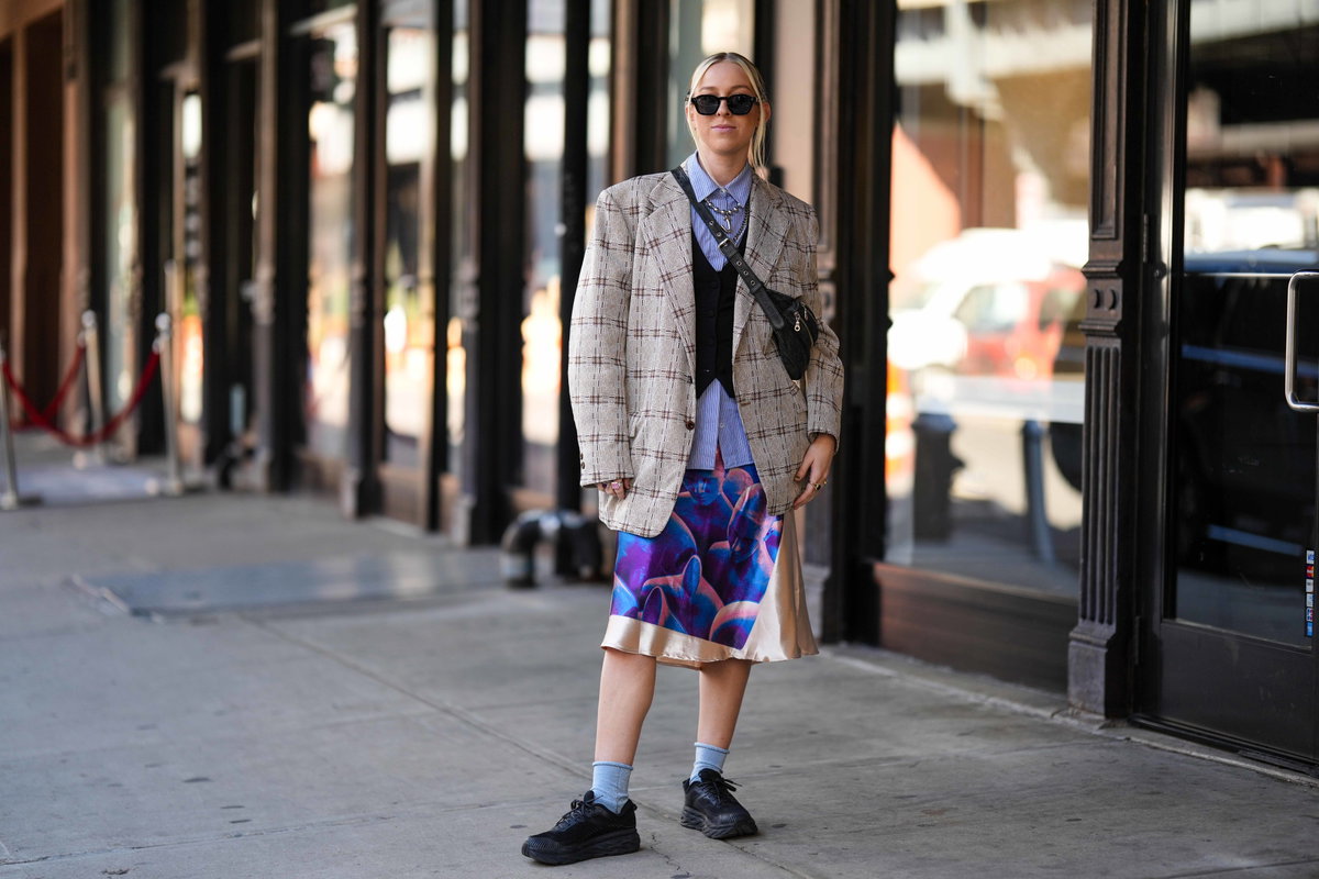 Frau in buntem Blazer