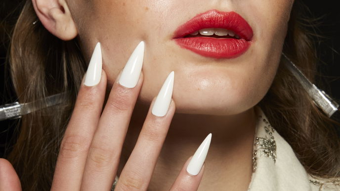 Weiß wie der Schnee! Die "Ice Manicure" ist der optimale Nageltrend für schicke Frauen