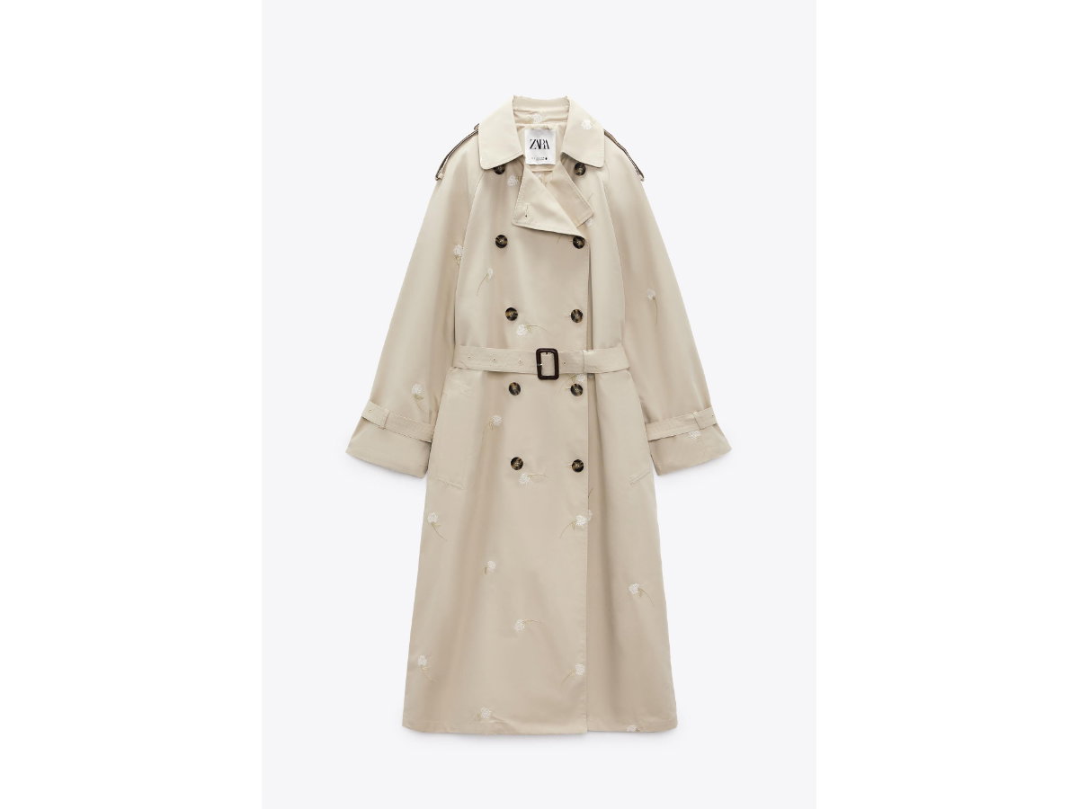 Trenchcoat von Zara ist mit Blumen