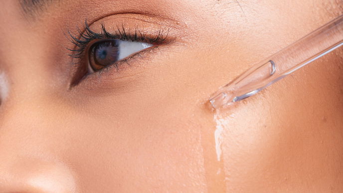 Anti-Aging Booster aus der Drogerie: Das beste Hyaluron-Serum für straffe Haut