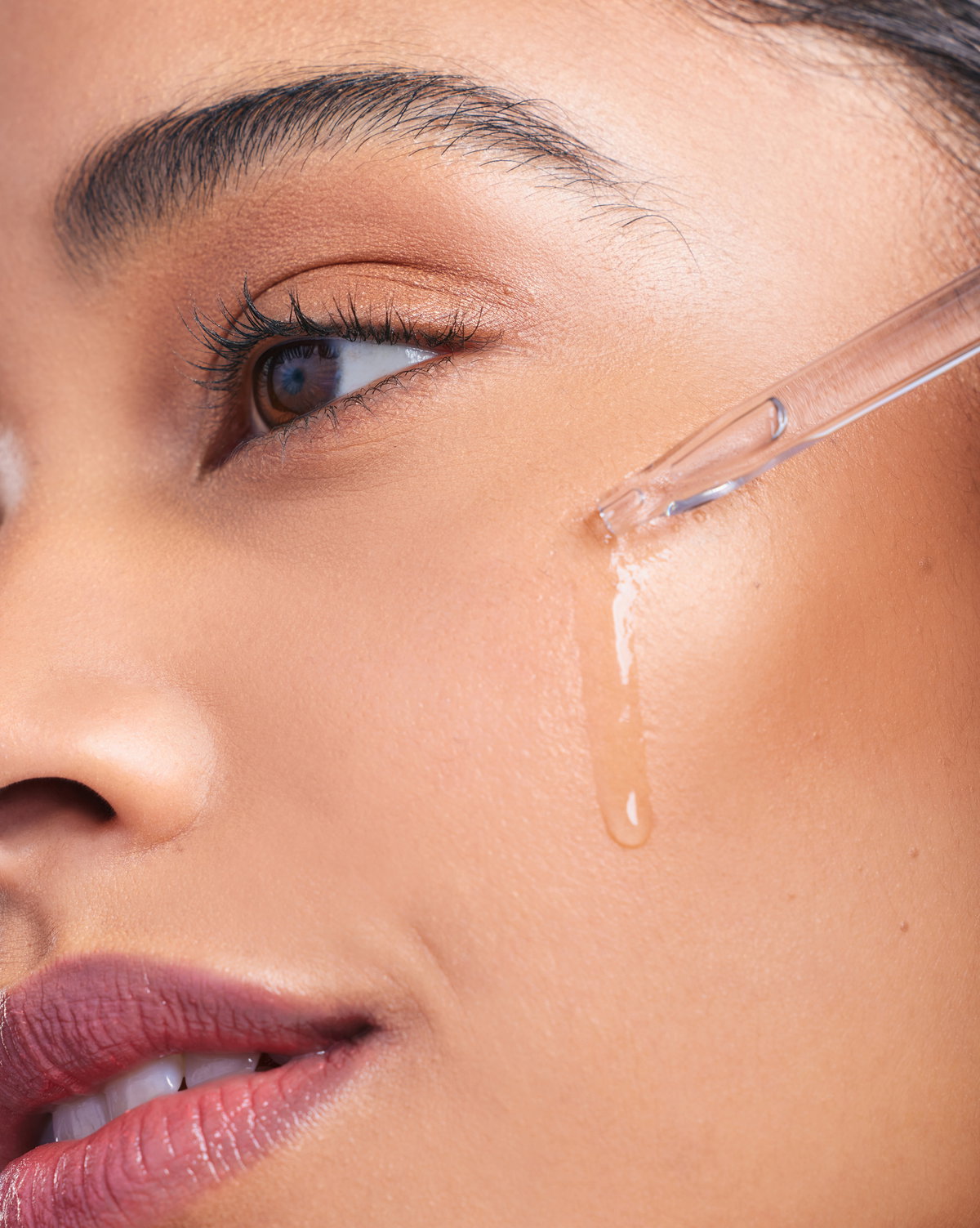 Anti-Aging Serum auf Haut
