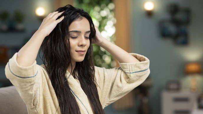 Über 3000 Jahre alt! Dieses Ayurveda-Ritual pflegt deine Haare gesund