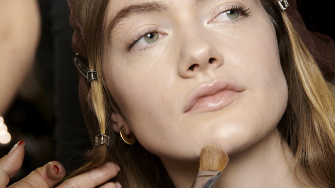 Besser als deine Foundation: Dieses getönte Serum aus der Drogerie kann alles