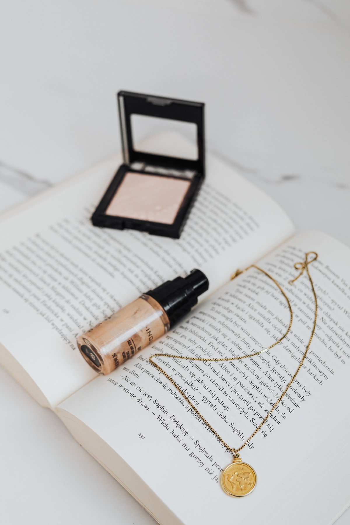 Foundation auf Buch
