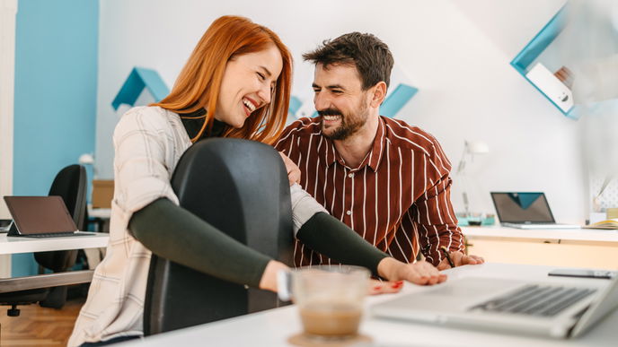 Beziehung am Arbeitsplatz: No-Go oder erlaubt? Diese Regeln solltest du beachten