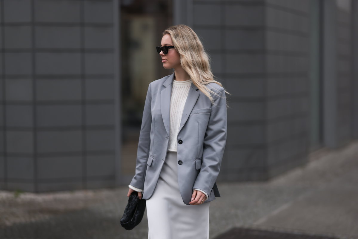 Frau mit grauem Blazer