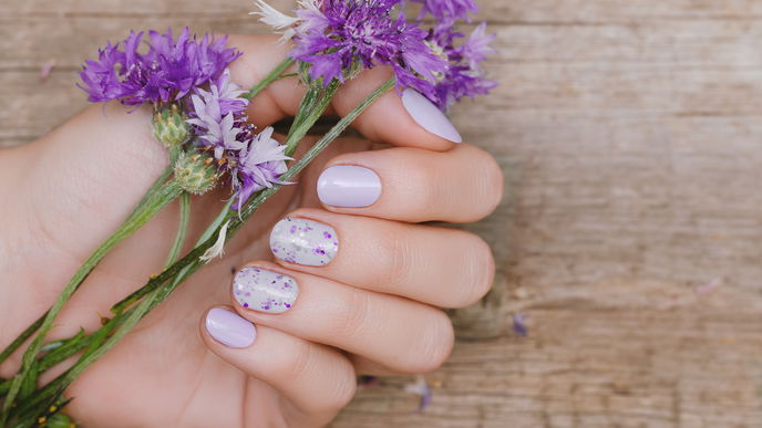 Endlich Frühling! Diese blumigen Press On Nails tragen wir im März auf den Nägeln