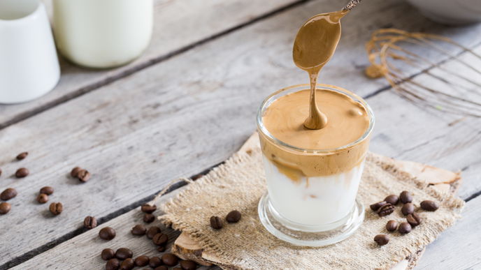 Ciao Macchiato und Cappuccino! Dalgona Coffee ist das neue Trend-Getränk