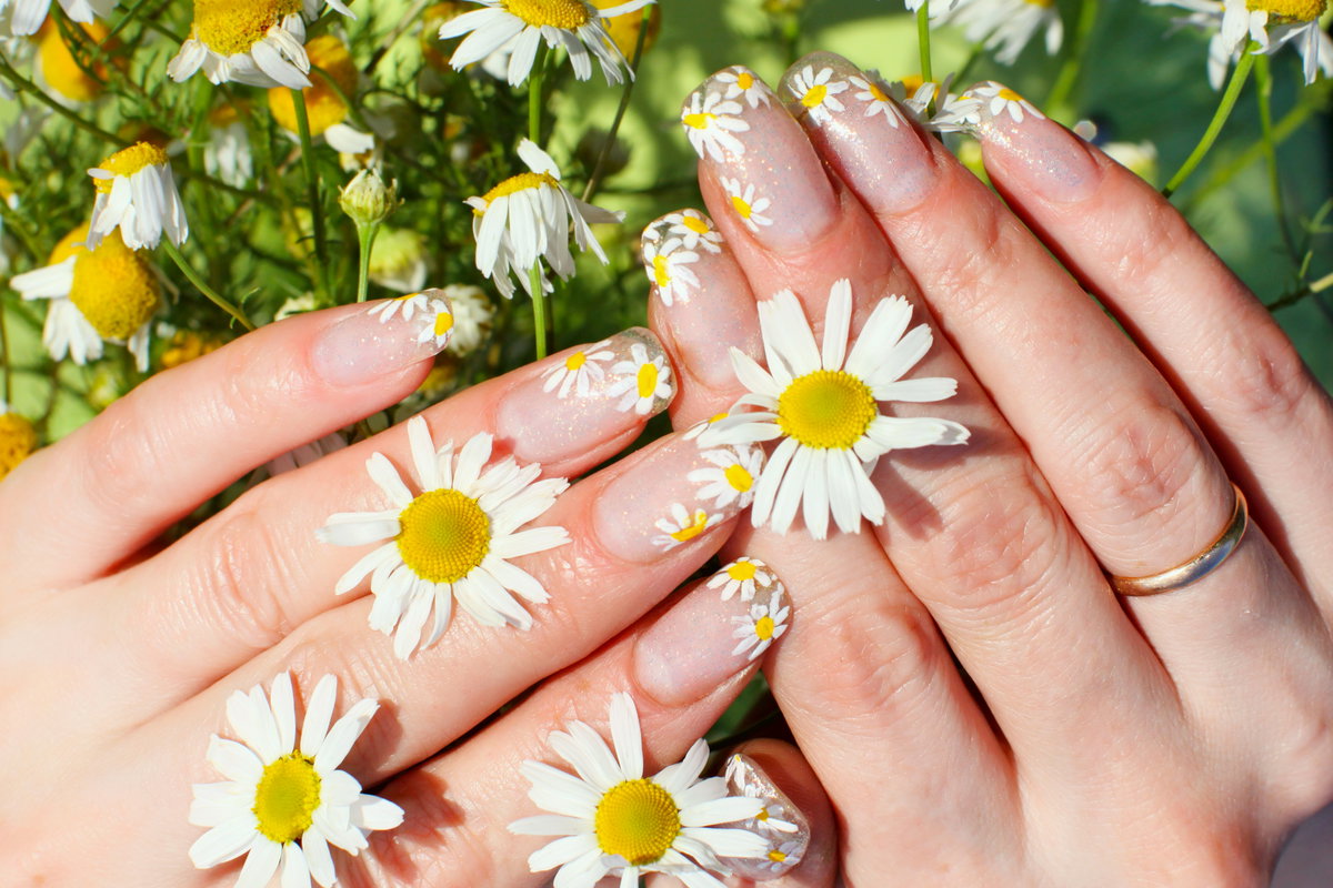 Blumen auf Nägeln
