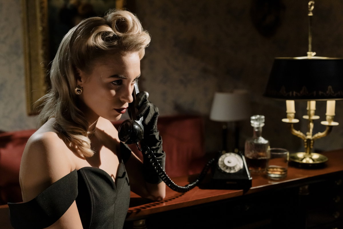 Frau am Telefon