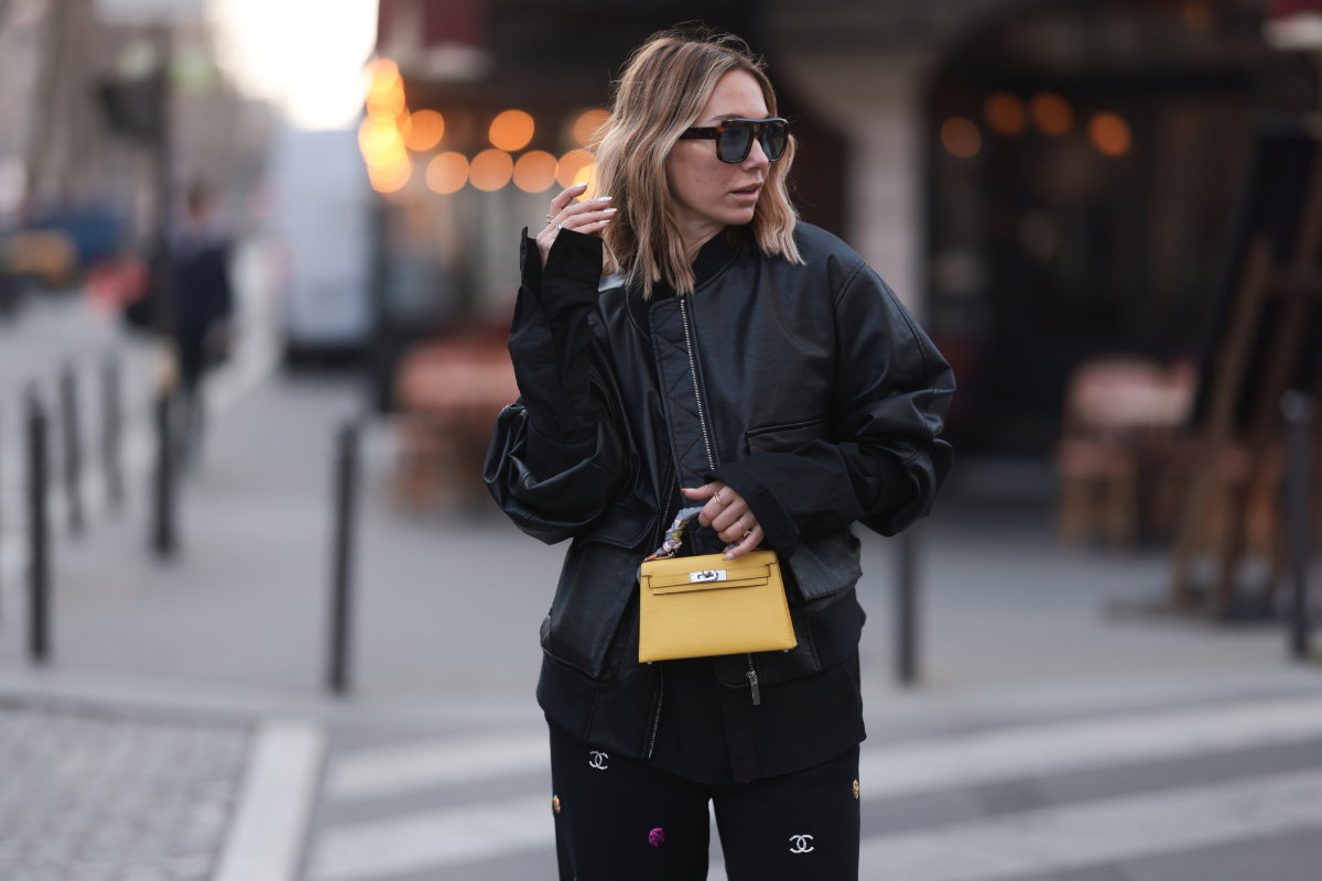 Frau mit gelber Tasche