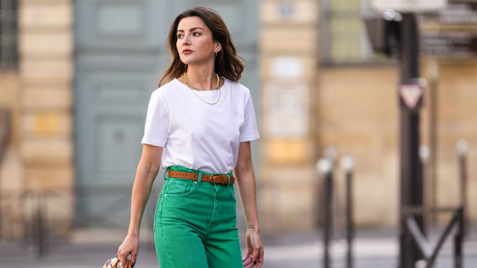 3 Arten, wie du weiße Basic-T-Shirts im Frühling stylen kannst