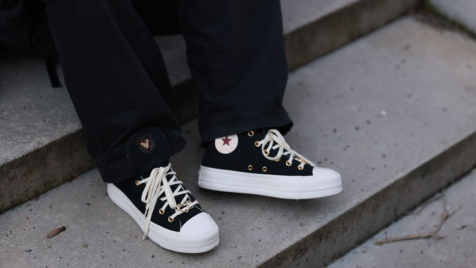 So kannst du die beliebten Chucks vielseitig kombinieren