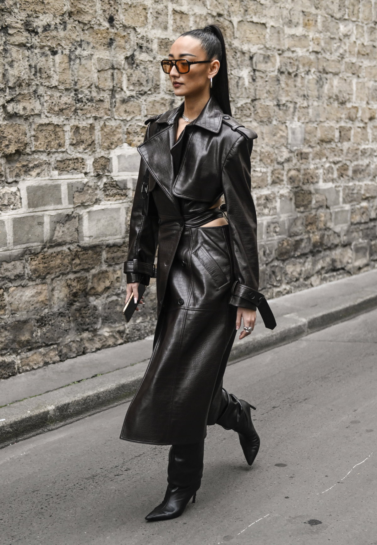 Frau trägt Ledertrenchcoat
