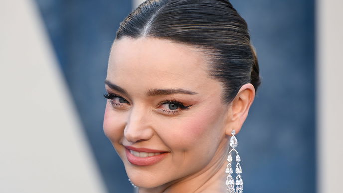 "Slick Back Hair" ist die perfekte und praktische Frisur für windige Frühlingstage