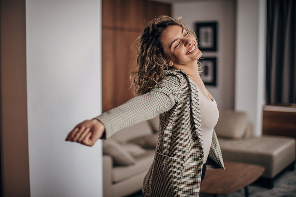 Glückliche Frau in der Wohnung