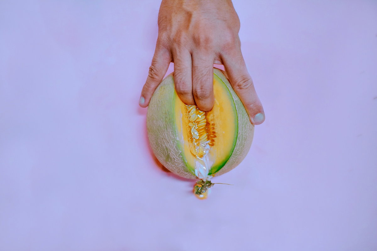 Finger in Melone