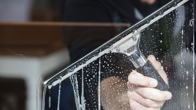 Cleverer Trick: Darum solltest du deine Fenster ab jetzt nur noch mit einer Socke putzen
