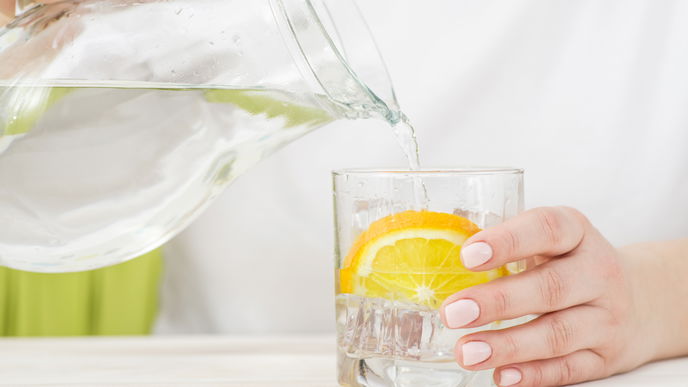 Zitronenwasser: So wirkt sich das Getränk auf deinen Körper aus