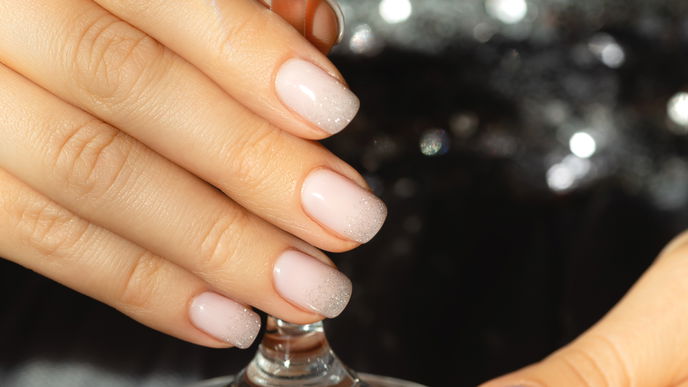 Bye Bye Nude! Die "Champagne Frosted Nails" ersetzen den Klassiker auf unseren Fingernägeln