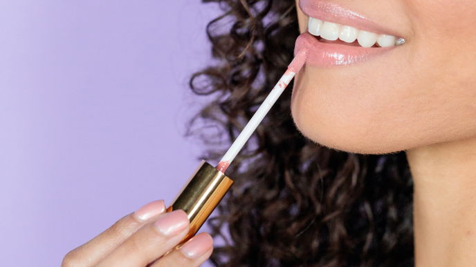 Gar nicht klebrig! Dieser beliebte Lipgloss lässt deine Lippen glänzen, ohne an den Haaren zu kleben