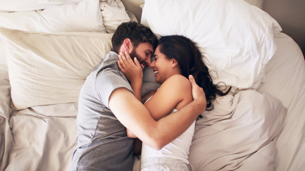 Frau und Mann kuscheln