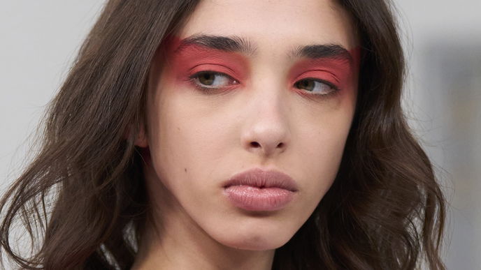 Wir sehen Rot! So cool kann der Red Eyes Look aussehen