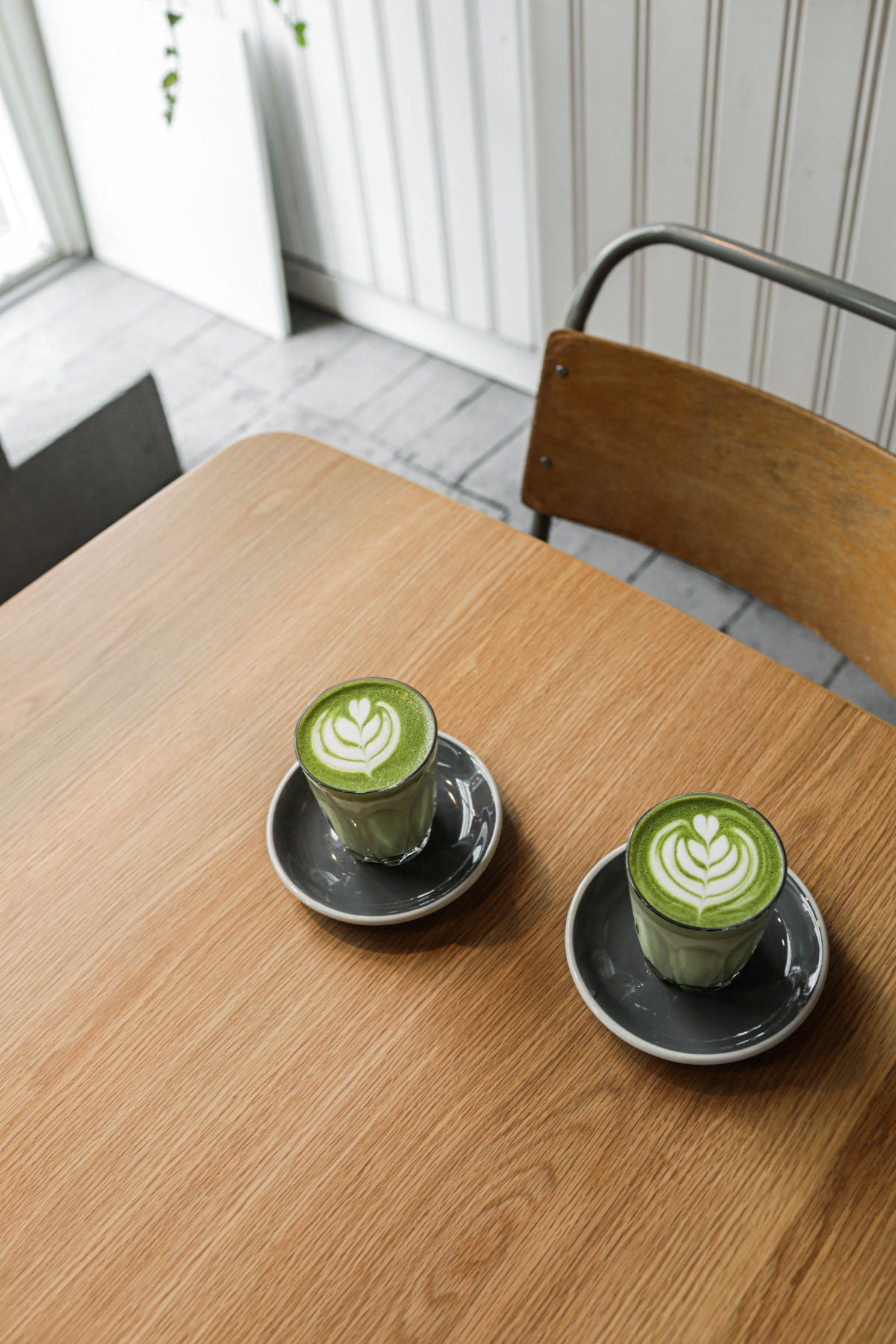 Zwei Tassen mit Matcha Latte