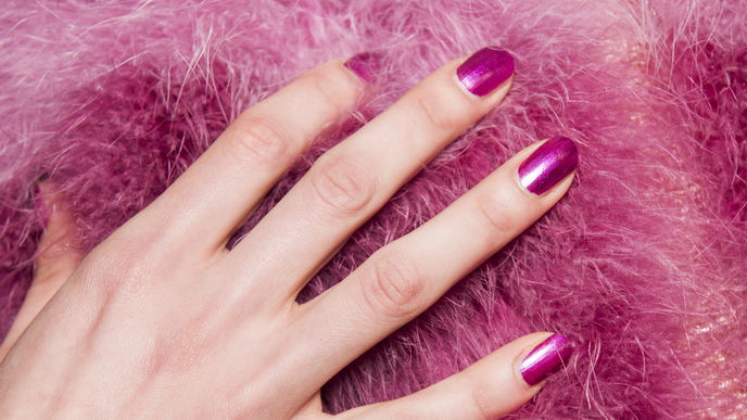 All eyes on you! Mit "Metallic Pink Nails" setzt du ein Statement
