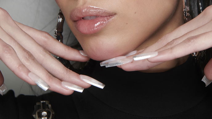 Nagel-Trends 2024: Die "Glass Nails" zaubern dir einen eleganten Look auf die Fingernägel