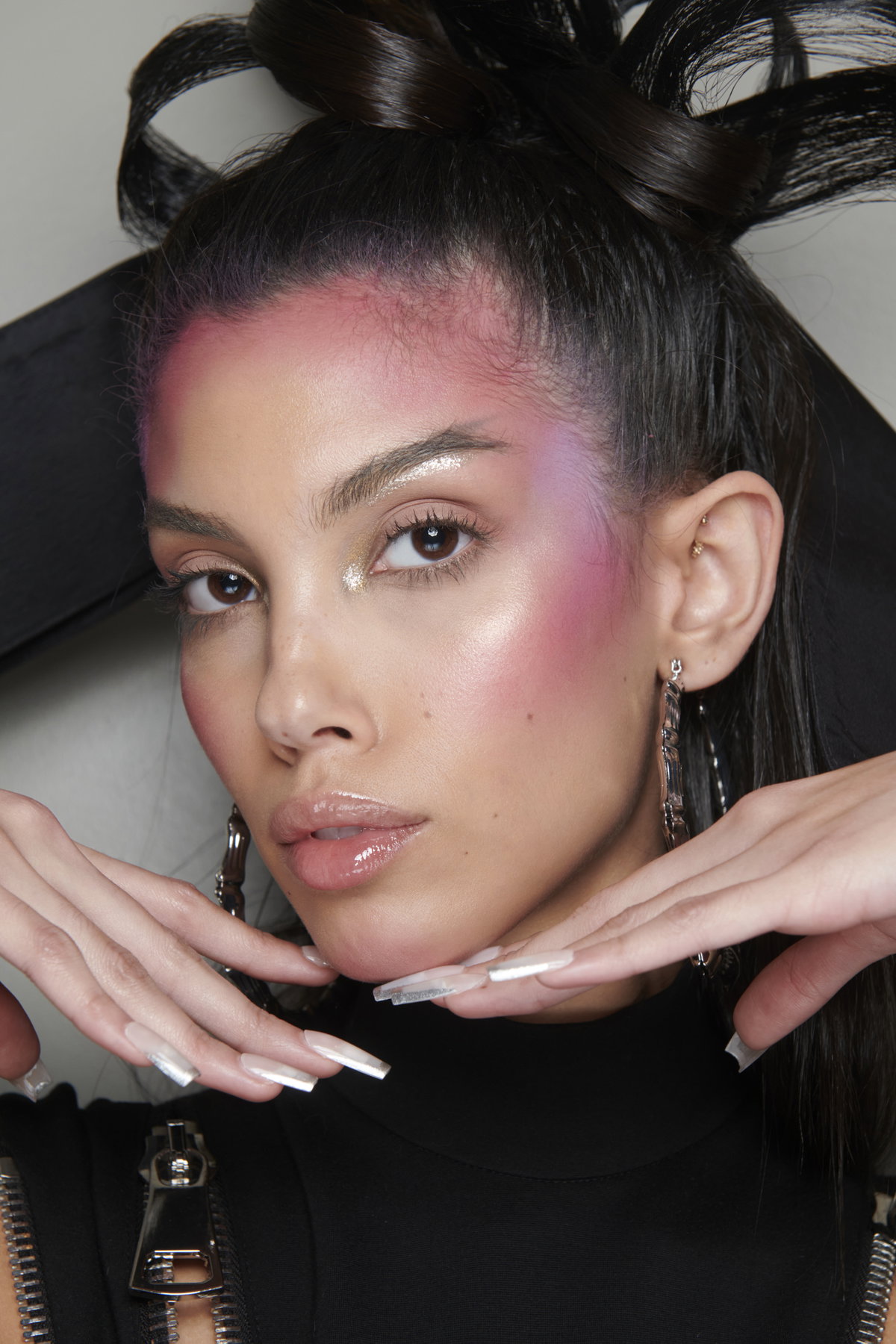"Glass Manicure" ist unter den Nageltrends total angesagt. Wie du die edle Maniküre ganz einfach zu Hause nachmachst, zeigen wir dir.