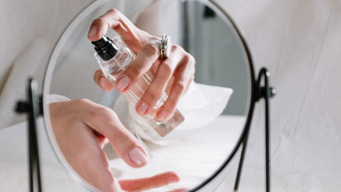 3 Duft-Tricks unserer Beauty-Redakteurin, mit denen dein Parfum noch besser wirkt
