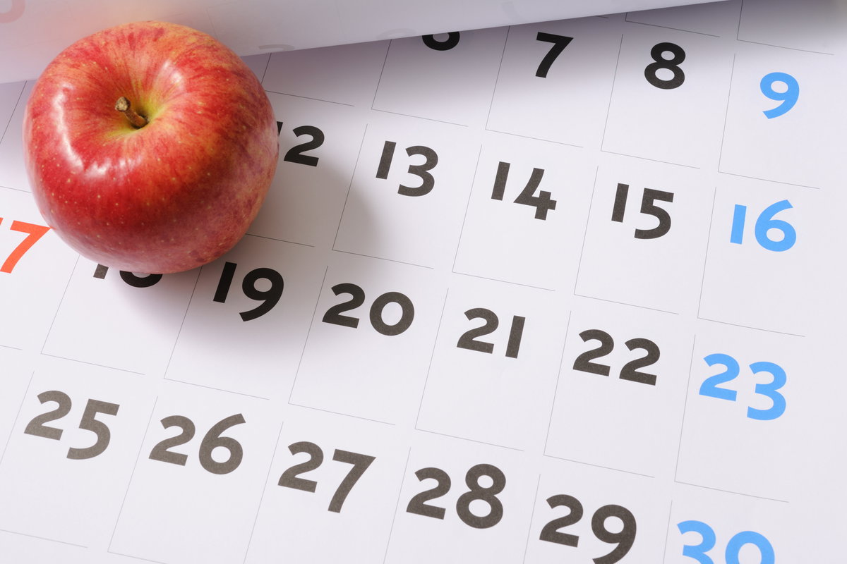 Apfel liegt auf Kalender