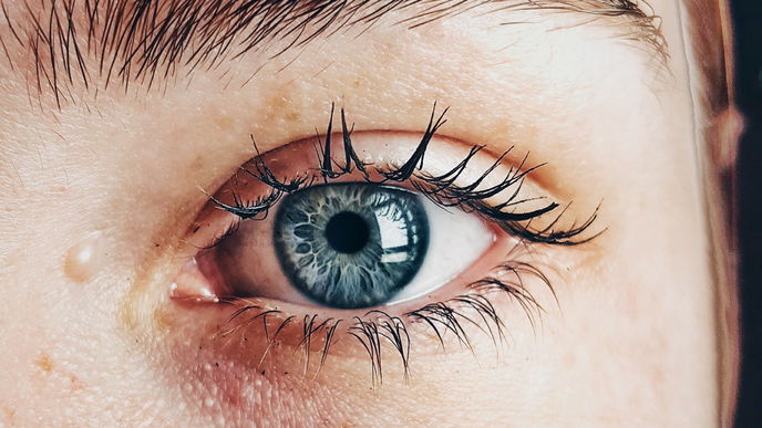 Schnell wieder wach! Ursachen und Tipps gegen müde Augen